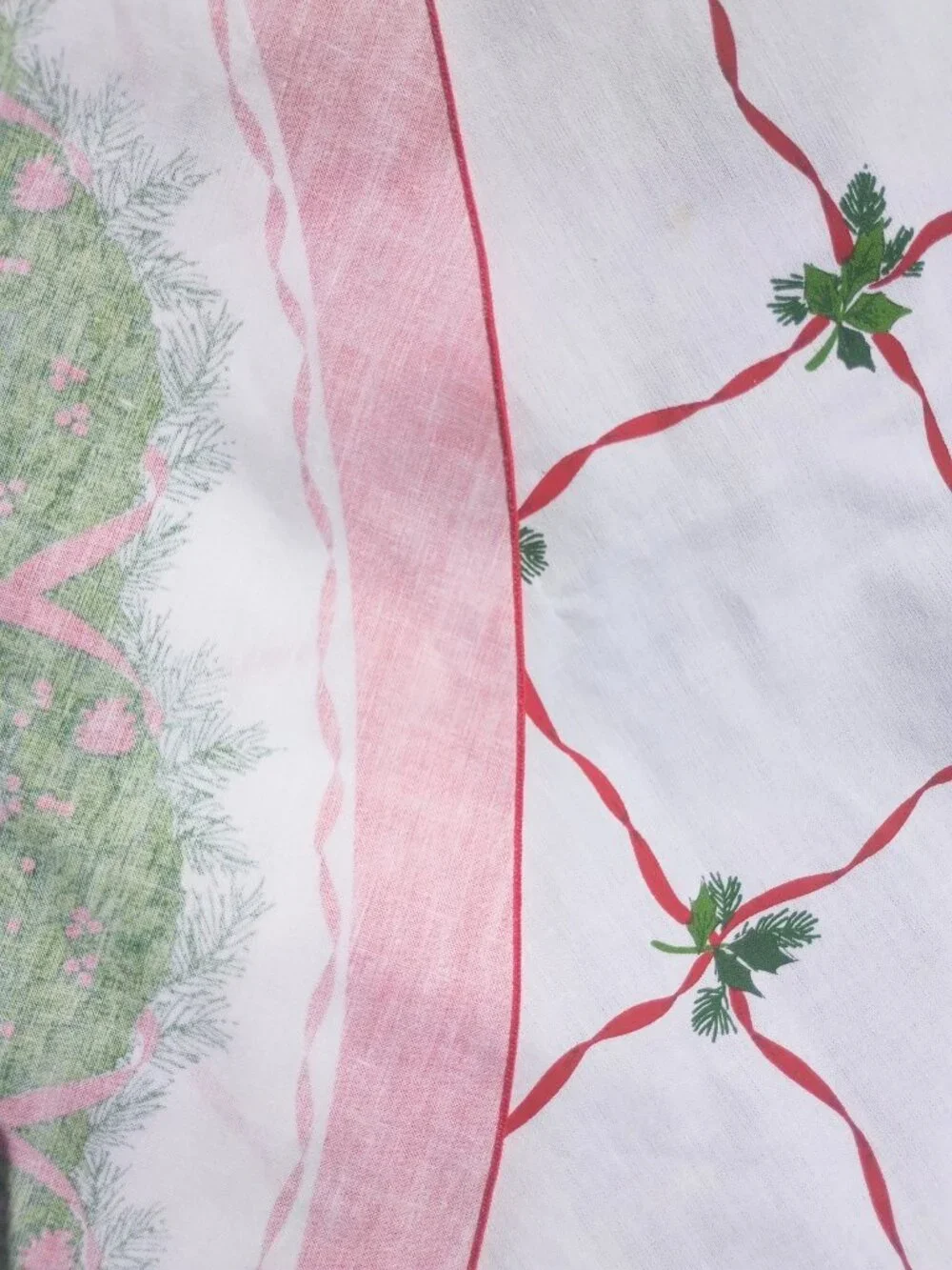 Vintage Holly & Ribbon Bordered Oval Christmas Tablecloth 86 x 58 Holiday READ